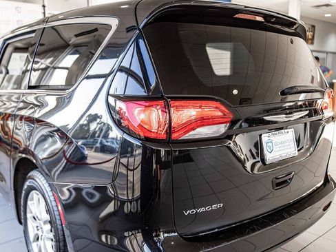 Used 2022 Chrysler Voyager LX image 16