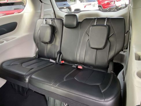 Used 2023 Chrysler Pacifica Touring-L image 12