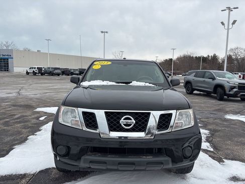 Used 2013 Nissan Frontier SV image 2
