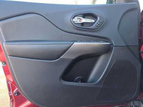 Used 2019 Jeep Cherokee Limited image 30