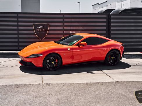 Used 2021 Ferrari Roma RWD image 5