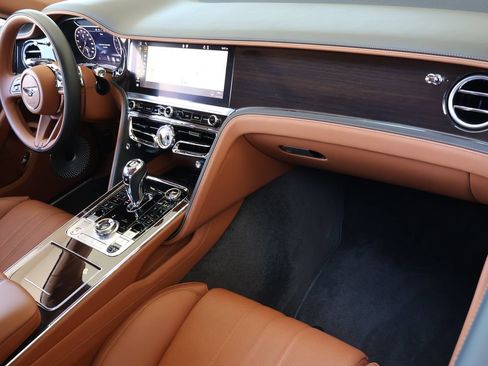 Used 2024 Bentley Flying Spur V8 AWD/4WD image 2