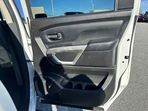 Used 2021 Nissan Titan SV w/ SV Convenience Package image 16
