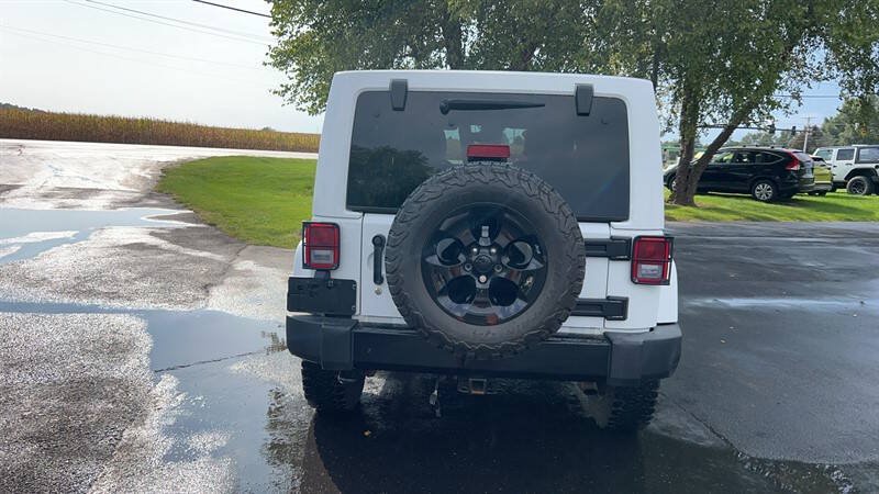 Used 2015 Jeep Wrangler Unlimited Sahara AWD/4WD image 9