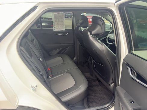 Used 2025 Kia Niro EX image 17