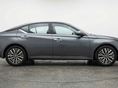 Used 2025 Nissan Altima 2.5 SV image 11