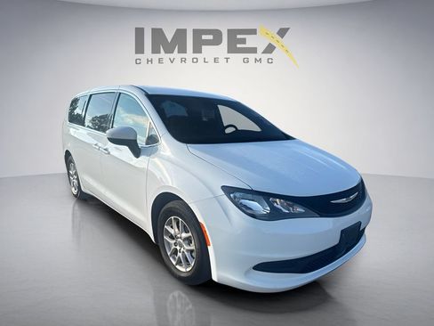 Used 2023 Chrysler Voyager LX FWD image 7