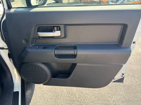 Used 2014 Toyota FJ Cruiser 4WD w/ Convenience Package image 24