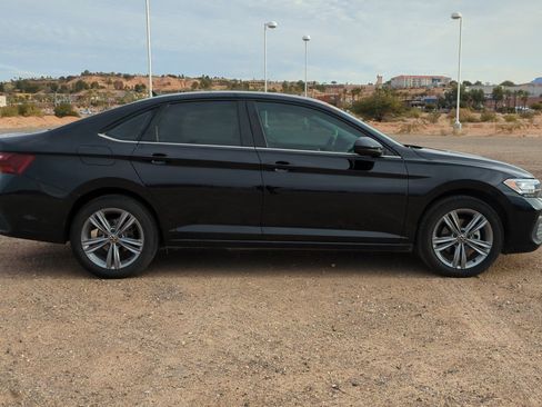 Used 2023 Volkswagen Jetta SE image 2