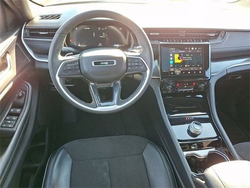 Used 2023 Jeep Grand Cherokee Altitude image 11