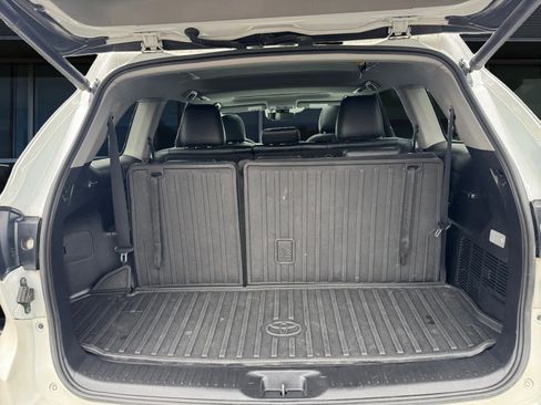 Used 2019 Toyota Highlander XLE image 12