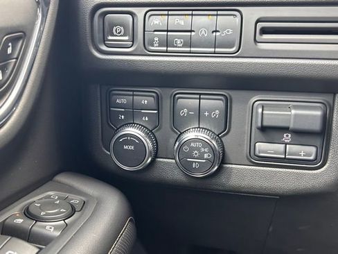 Used 2022 GMC Yukon XL SLT w/ SLT Premium Package image 23