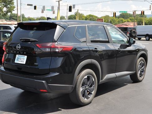 Used 2024 Nissan Rogue SV image 6