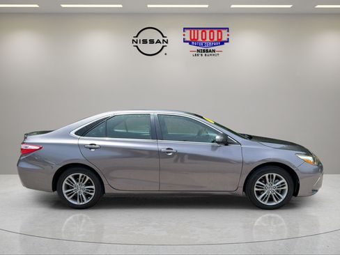 Used 2017 Toyota Camry SE FWD image 2