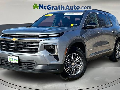 Used 2025 Chevrolet Traverse LT image 3