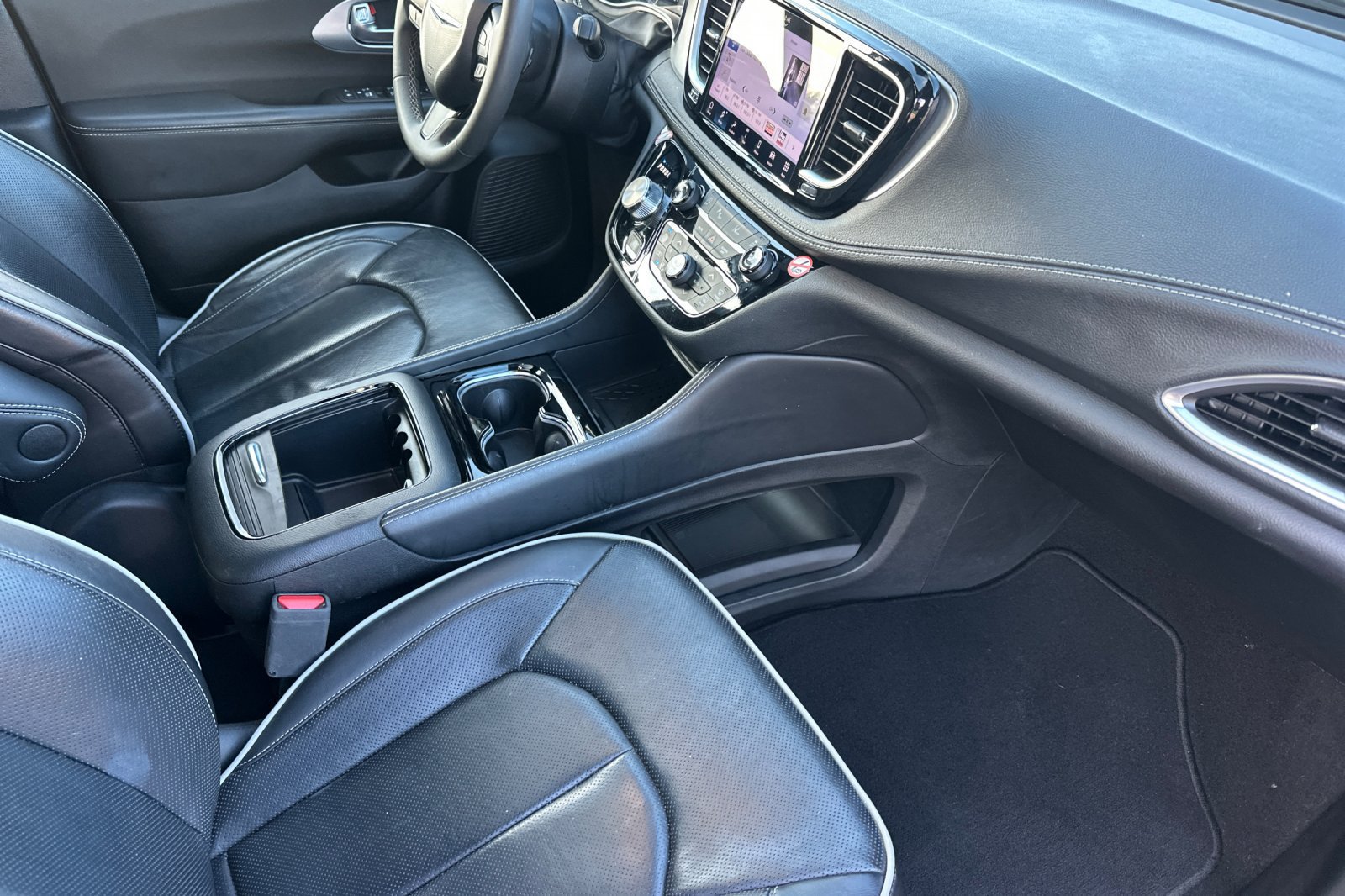 Used 2025 Chrysler Pacifica Limited FWD image 19