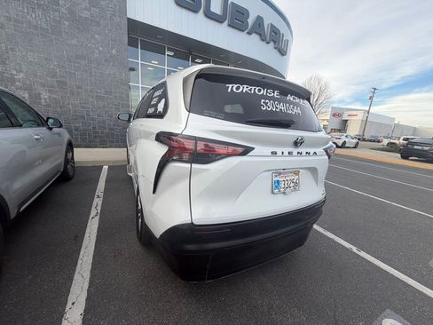 Used 2022 Toyota Sienna XLE image 6