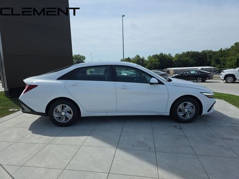 Certified 2025 Hyundai Elantra SE FWD image 6
