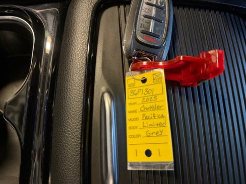 Used 2025 Chrysler Pacifica Limited FWD image 37