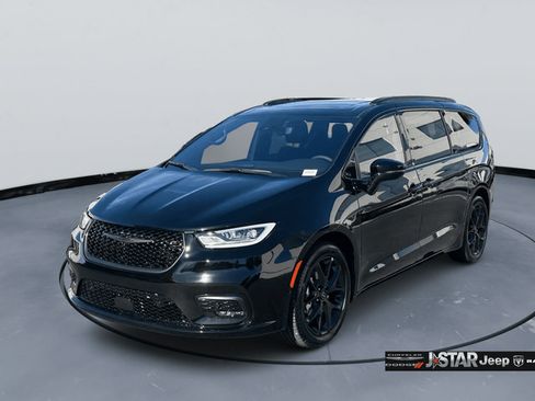 New 2026 Chrysler Pacifica Limited w/ Uconnect Theater Family Group FWD image 1