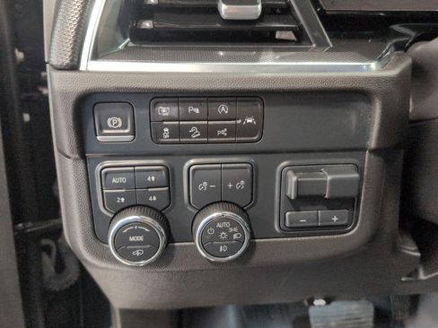 Used 2025 Chevrolet Suburban RST w/ RST Capability Package AWD/4WD image 10