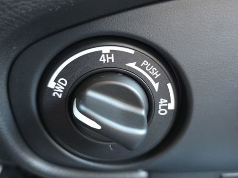 Used 2022 Nissan Frontier SV w/ Graphics Package image 26