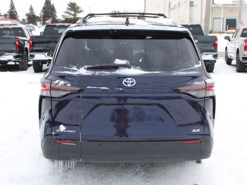 Used 2025 Toyota Sienna XLE image 6