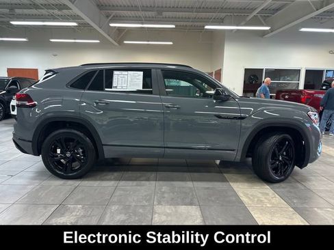 Used 2025 Volkswagen Atlas Cross Sport SEL R-Line AWD/4WD image 12