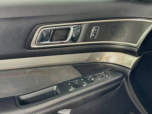 Used 2019 Ford Explorer XLT w/ Equipment Group 202A AWD/4WD image 18