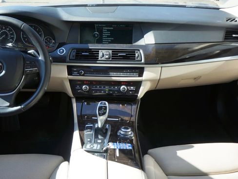 Used 2011 BMW 550i xDrive Sedan image 17