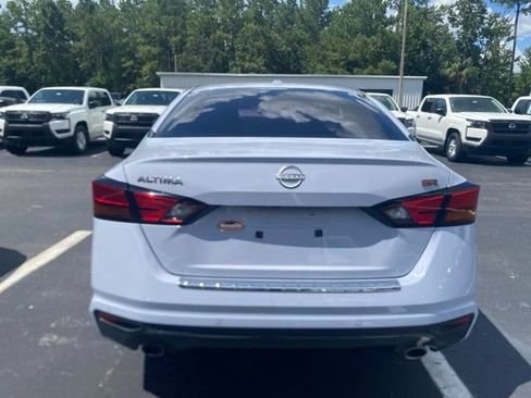 Used 2023 Nissan Altima 2.5 SR w/ SR Premium Package FWD image 9