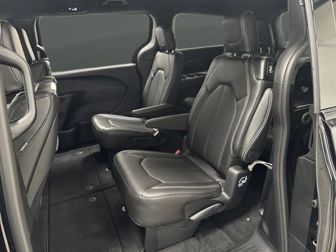 New 2026 Chrysler Pacifica Select AWD/4WD image 30
