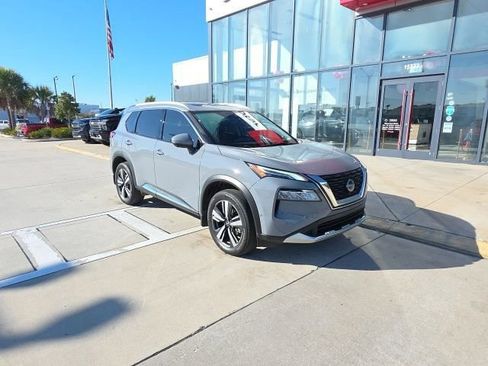 Used 2023 Nissan Rogue Platinum w/ Platinum Premium Package image 3