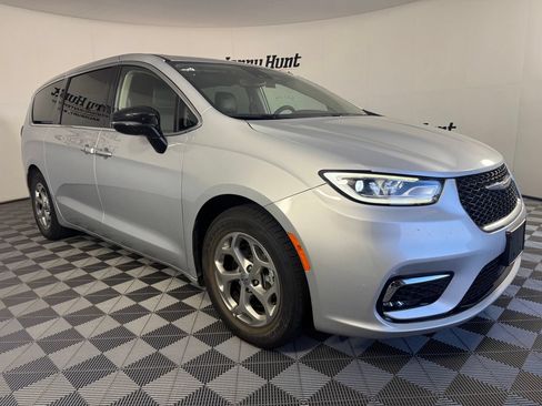 Used 2024 Chrysler Pacifica Limited FWD image 5