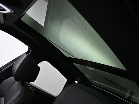 Certified 2025 Porsche Macan AWD/4WD image 11