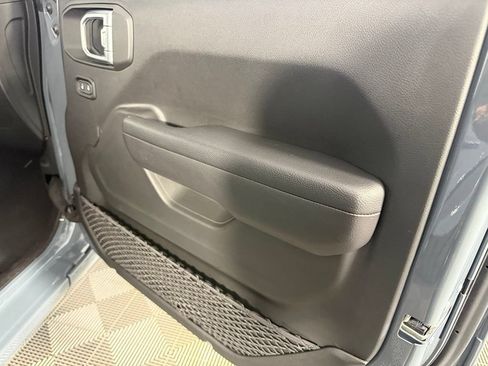 Used 2025 Jeep Wrangler Unlimited Sahara w/ Safety Group AWD/4WD image 33