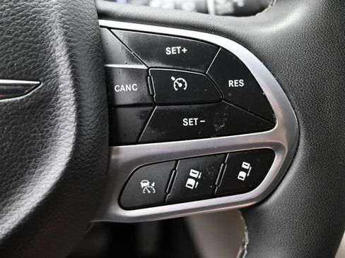 Certified 2024 Chrysler Pacifica Touring-L FWD image 30