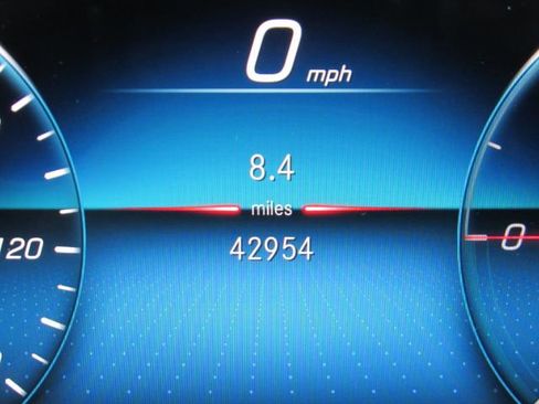 Used 2023 Mercedes-Benz EQB 300 4MATIC image 41