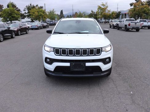 Used 2024 Jeep Compass Latitude AWD/4WD image 2