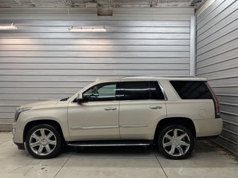 Used 2016 Cadillac Escalade Luxury AWD/4WD image 8