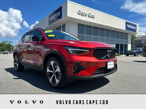 Used 2025 Volvo XC40 B5 Plus AWD/4WD image 1
