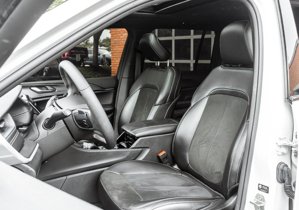 Used 2023 Jeep Grand Cherokee Altitude AWD/4WD image 7
