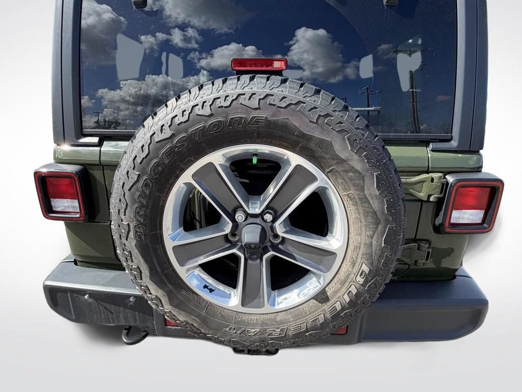 Used 2021 Jeep Wrangler Unlimited Sahara w/ Dual Top Group AWD/4WD image 14