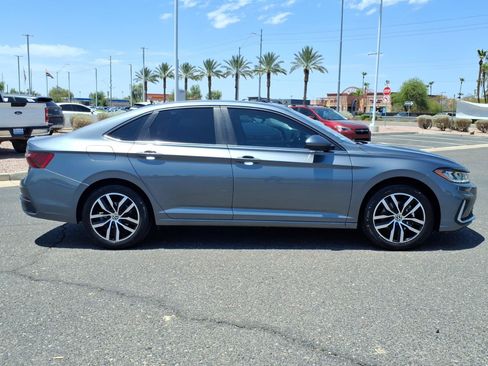 Used 2025 Volkswagen Jetta SE FWD image 8