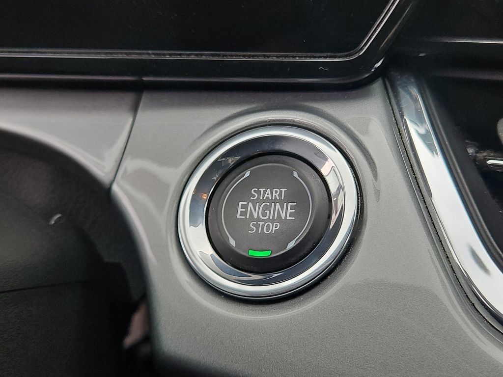 Used 2025 Chevrolet Trax LT FWD image 34