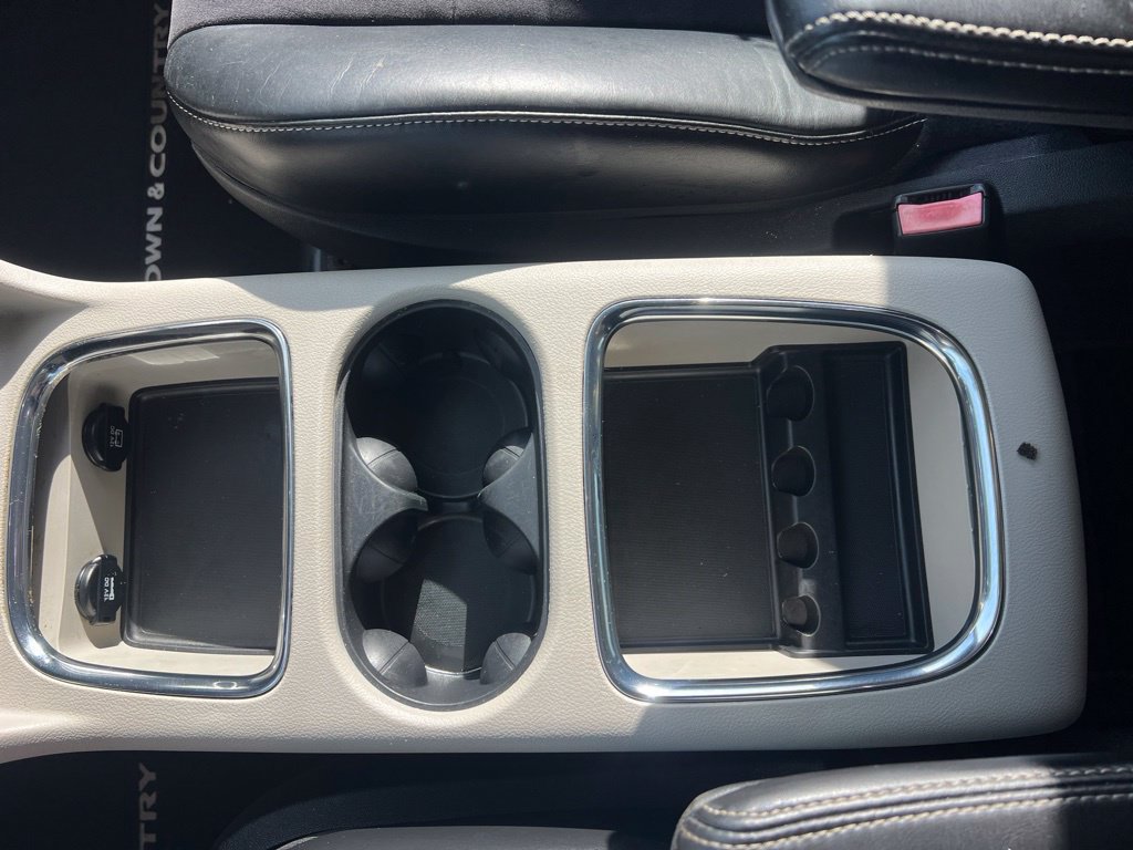 Used 2014 Chrysler Town & Country Touring-L FWD image 47