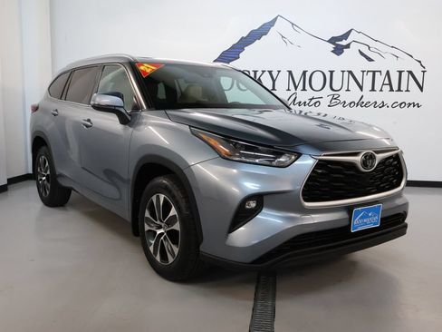 Used 2021 Toyota Highlander XLE AWD/4WD image 1