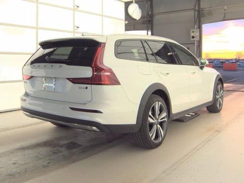 Certified 2025 Volvo V60 B5 Cross Country Plus image 4