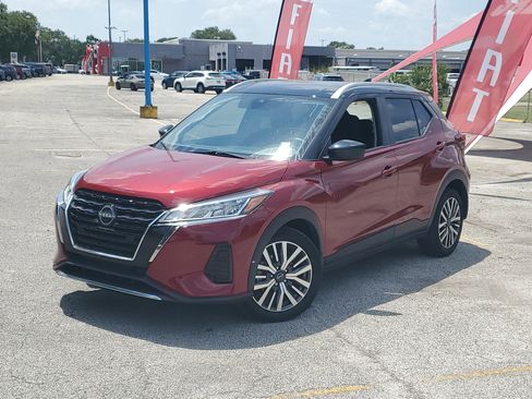 Used 2023 Nissan Kicks SV image 2