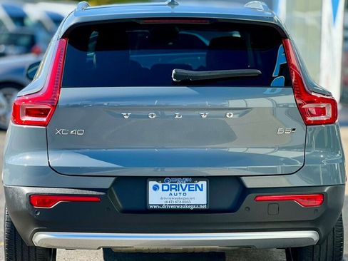 Used 2023 Volvo XC40 B5 Core w/ Convenience Package image 4
